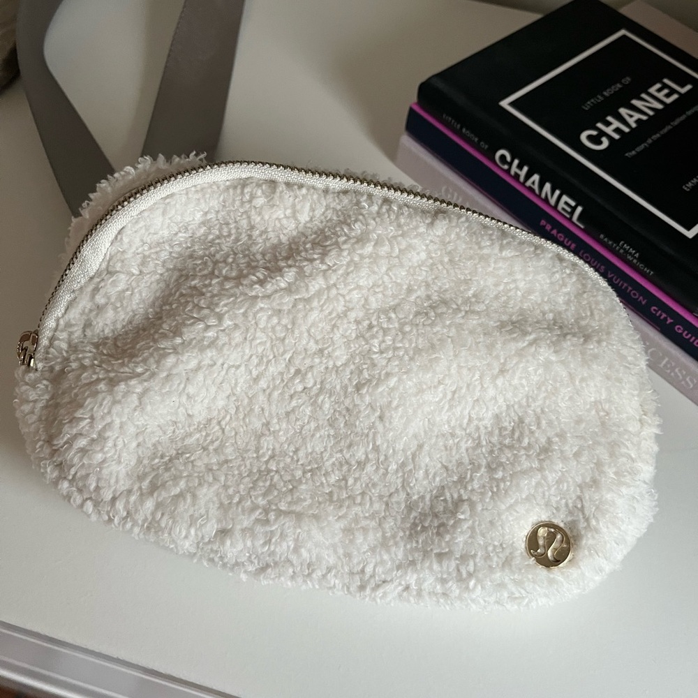 Lululemon Everywhere Belt Bag Fleece (ivory)